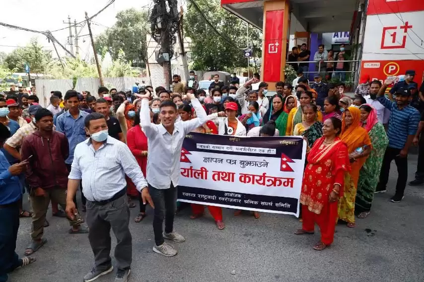 काठमाडौं महानगर विरुद्ध प्रदर्शनमा उत्रिए फुटपाथ व्यापारी (फोटोफिचर)