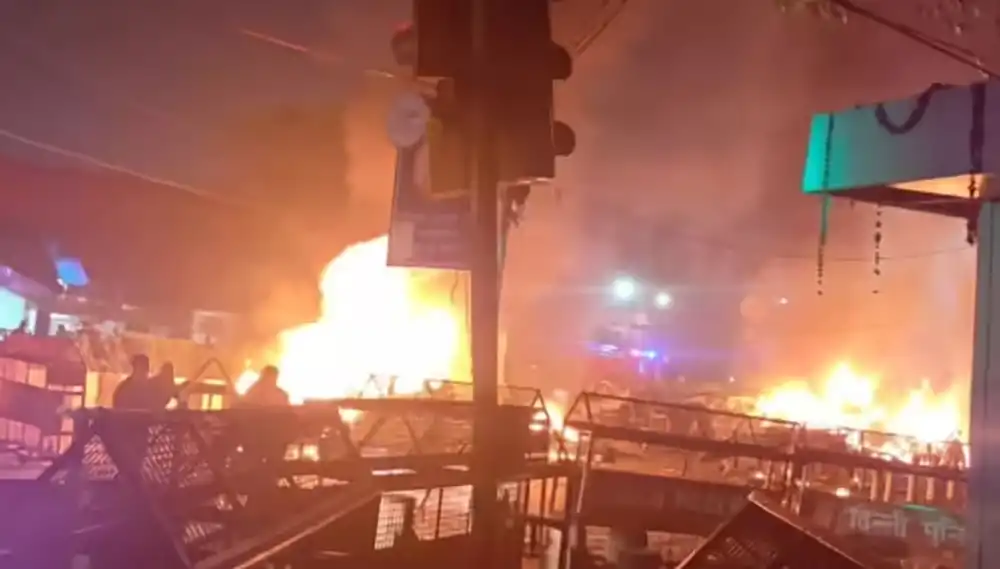 भारतको दिल्लीस्थित लाल किल्ला नजिक विस्फोट