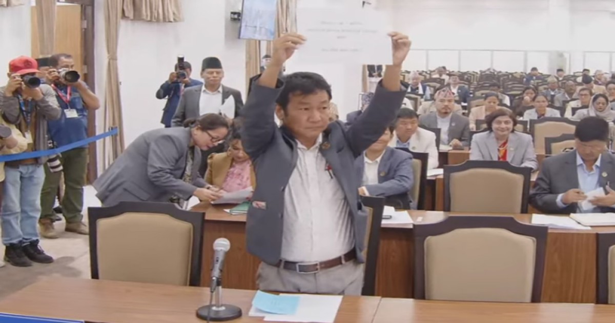 हर्क साम्पाङले संसदमा आज पनि देखाए पर्चा