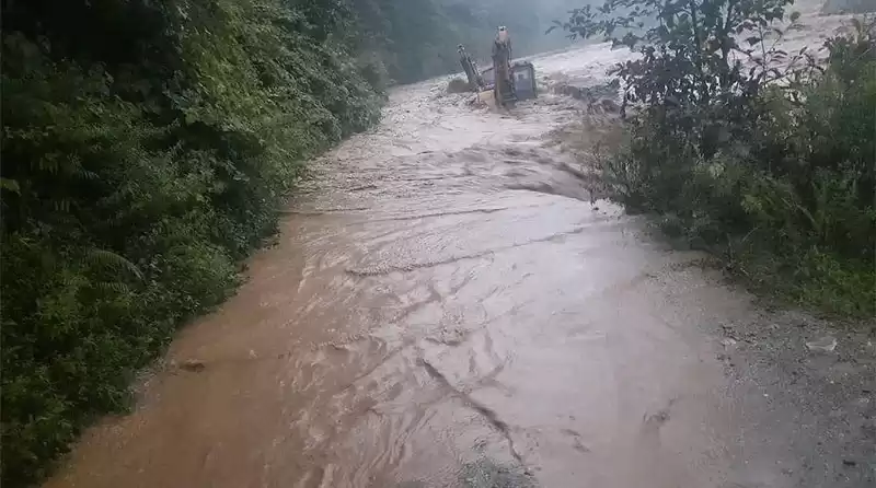 बाढी र पहिरोका कारण हेलम्बु राजमार्ग अवरुद्ध