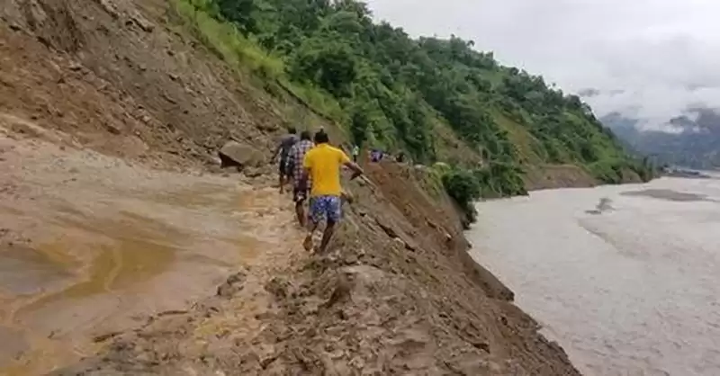 हेलम्बु राजमार्ग अवरुद्ध