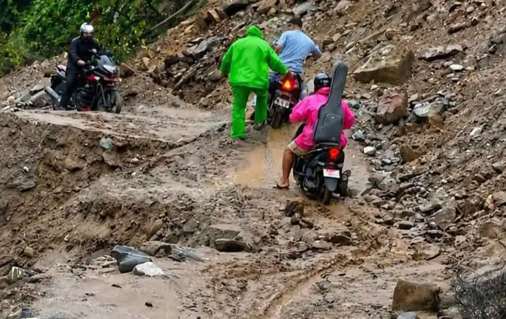 मेची राजमार्गको माइखोला खण्डमा सडक भासियोः चार जिल्लाको आवागमन ठप्प