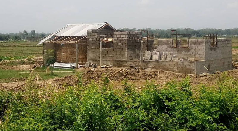 सेजको जग्गामा स्थानीयले बनाउदै गरेको घर, तस्बीर : श्याम गुप्ता 