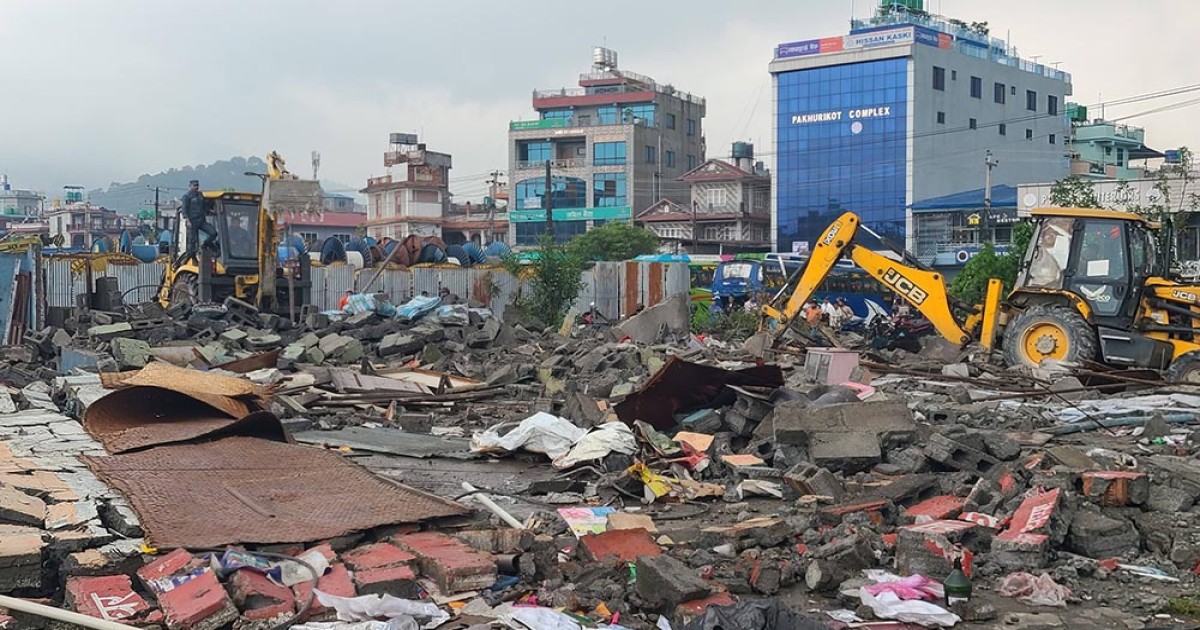 पोखराको अमरसिंह माविको खेलमैदान अगाडिका व्यवसायिक सटर हटाइयो