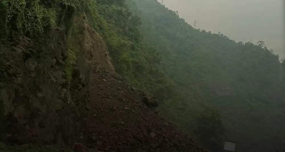 भारी वर्षा र पहिरोका कारण देशका विभिन्न राजमार्ग अवरुद्ध