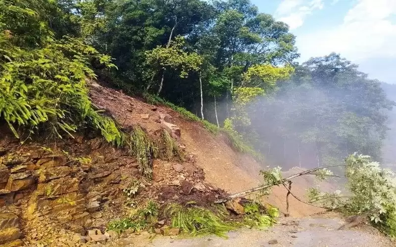 पहिरोका कारण वेशीसहर चामे सडक अवरुद्ध