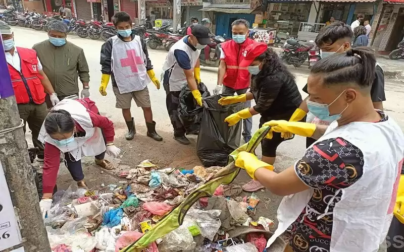 फोहर व्यवस्थापनमा हातेमालो गर्दै रेडक्रसका स्वयंसेवक