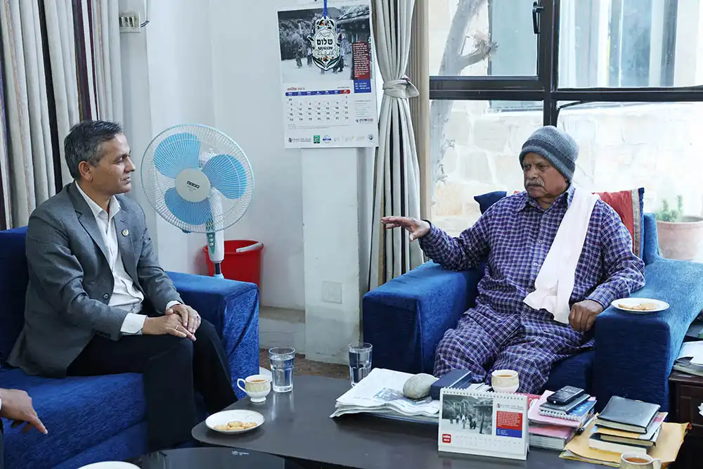 पूर्वराष्ट्रपति यादवसँग गृहमन्त्री अर्यालको भेटवार्ता