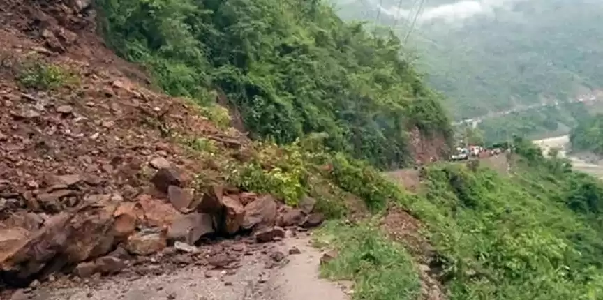 पहिरोका कारण तुलसीपुर- सल्यान सडक अवरुद्ध